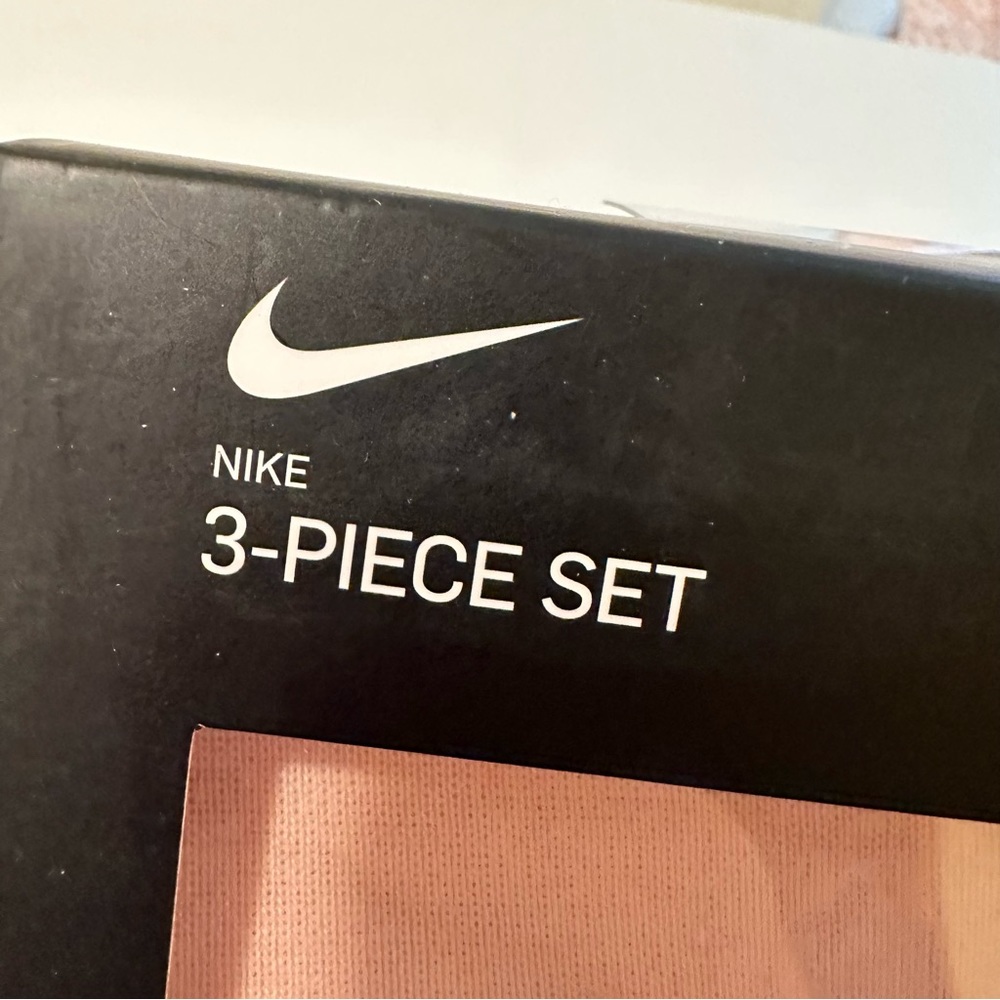 Nike Baby Gift Set - Picture 5 of 6
